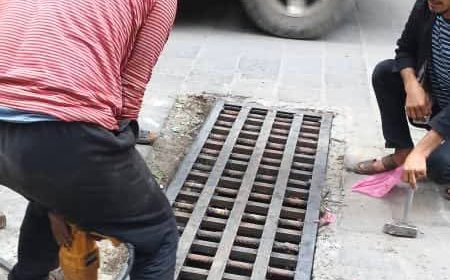 تعز.أشغال «القاهرة» تستبدل شبك فتحات تصريف مياه الأمطار في عدد من شوارع المديرية.