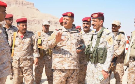 قائد المنطقة العسكرية الأولى يطلع على الجاهزية القتالية في المواقع العسكرية بمديرية تريم