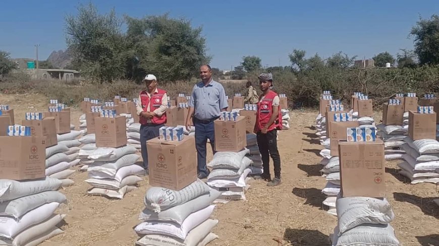 بدعم من اللجنة الدولية للصليب جمعية هلال الضالع توزع سلال غذائية بمديرية الضالع