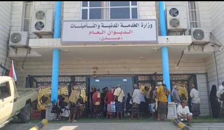 معلمو البيضاء يحتجون أمام وزارة الخدمة بعدن للمطالبة برواتبهم المتوقفة منذ 10 أشهر