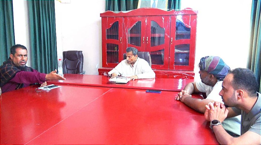 محافظ أبين يناقش مع مدير عام خنفر رفع الأداء الأمني وتحسين الخدمات في المديرية