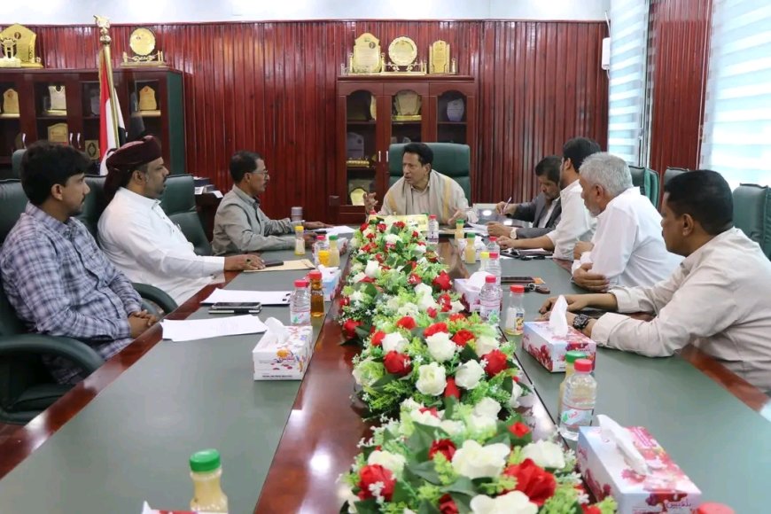 محافظ المهرة يلتقي شباب "ترابط الغيضة" ويوجه بإعادة تشغيل الحديقة في الجحي