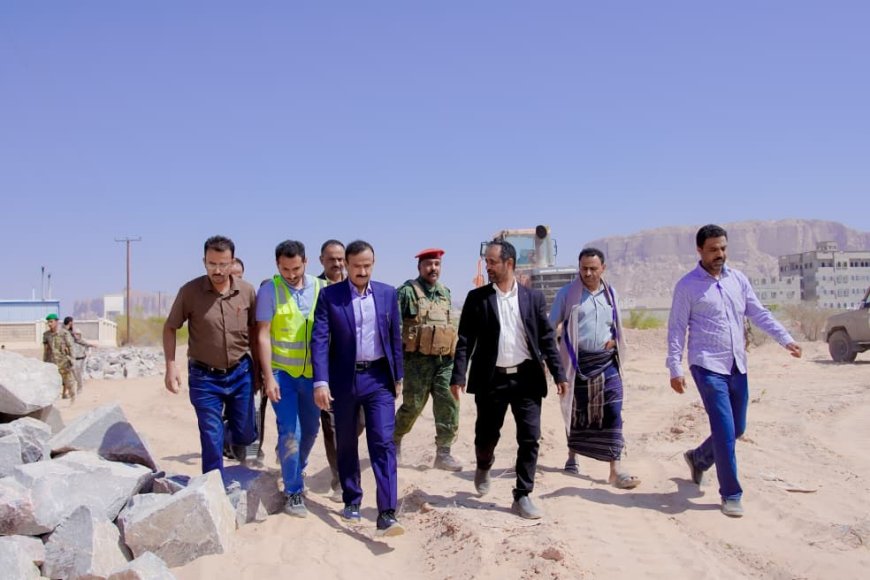 المحافظ بن الوزير يتفقد التوسعة الجديدة لمساحة المدينة الطبية في عتق