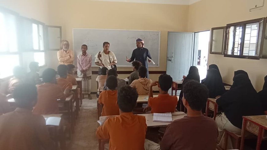 مدير تربية أحور يزور مدرسة حناذ للتعليم الأساسي والثانوي ويشيد بالانضباط رغم التحديات