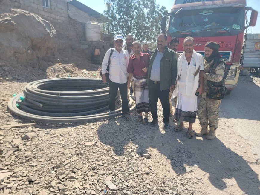 بعزم واهتمام.. المدير بكر الشاعري يتفقد مشروع مياه حارة جباري بمدينة قعطبة