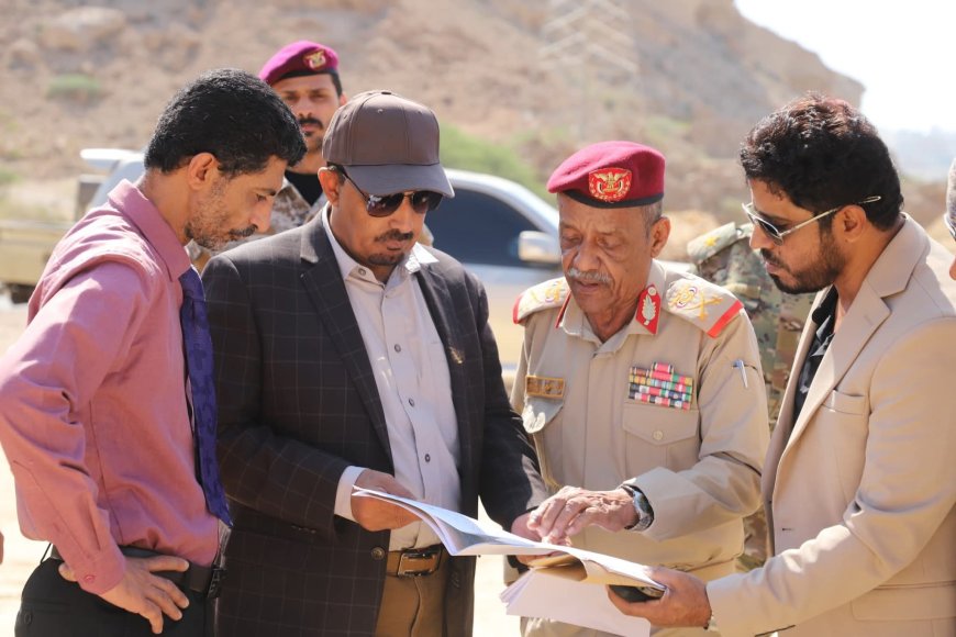 محافظ حضرموت وقائد المنطقة العسكرية الثانية يطلعان على مخطط أراضي شهداء حضرموت