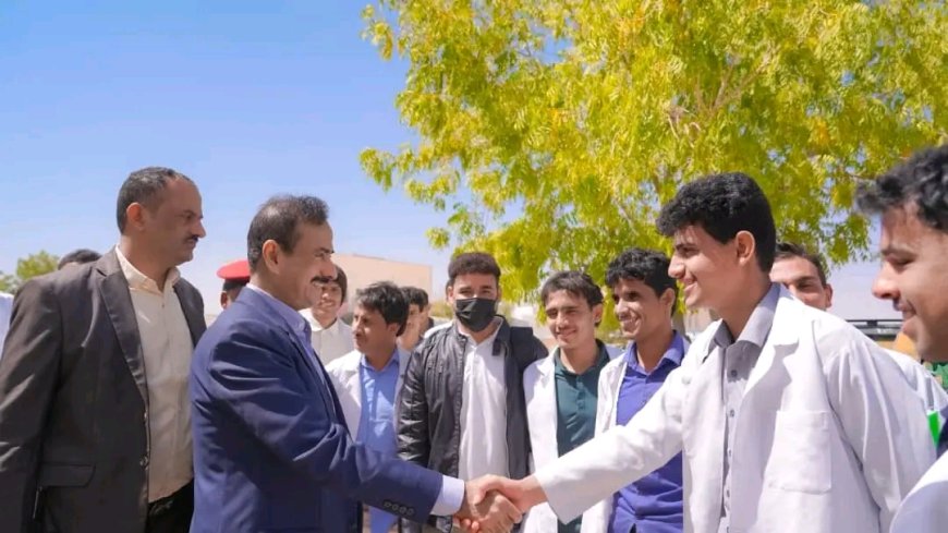 المحافظ بن الوزير يتفقد سير الدراسة في معهد أمين ناشر للعلوم الصحية بمدينة عتق