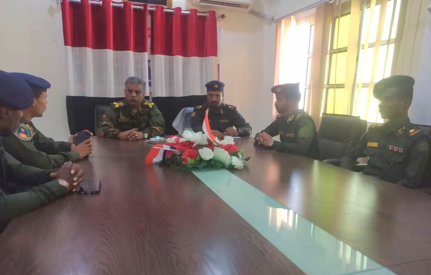 مدير عام أمن المهرة يلتقي عدد من خريجي كلية الشرطة من أبناء المحافظة