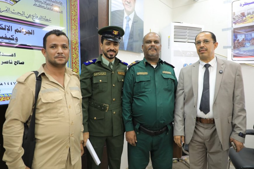 الرائد وضاح فارع يهنئ العقيد صالح باسمير بمناسبة نيله درجة الماجستير من الأكاديمية العسكرية العليا كلية القيادة والأركان بعدن