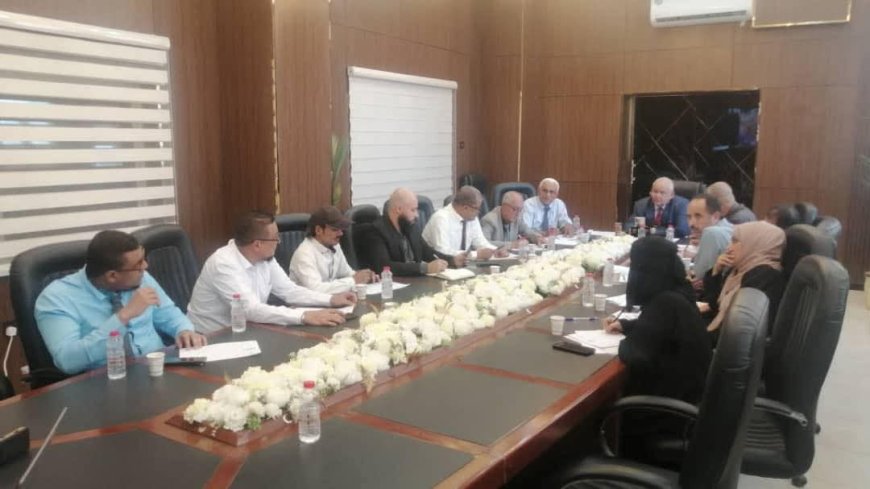 الوزير الوالي يترأس اجتماع لمدراء مكاتب المؤسسة العامة للتامينات الاجتماعية في المحافظات المحررة عبر برنامح الزوم