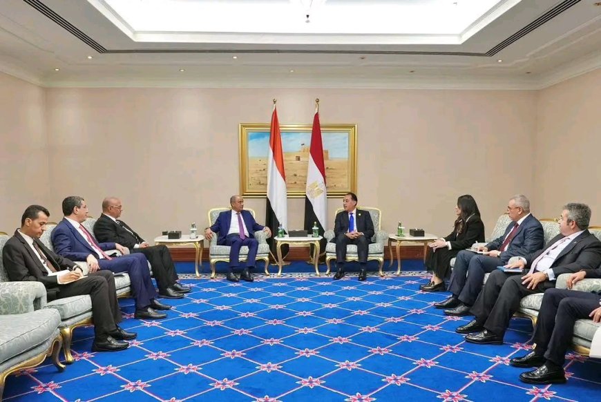 رئيس الوزراء يستعرض مع نظيره المصري العلاقات الأخوية وآفاق تنمية التعاون الثنائي في مختلف المجالات