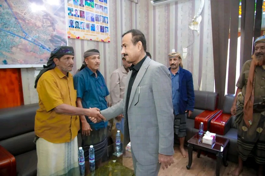 خلال لقاءهم المحافظ بن الوزير: مشايخ ووجهاء لقموش يؤكدون وقوفهم إلى جانب قيادة السلطة المحلية وجهودها الراسخة في تعزيز الاستقرار