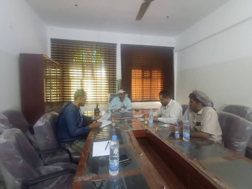 خلال لقائه بالضابط الميداني لمنظمة كير بالمديرية ..  مدير عام المحفد يناقش آلية الاستهداف الجديد للمساعدات الغذائية