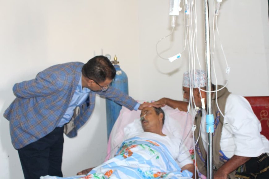 الأمين العام للمجلس المحلي بحضرموت يطمئن على صحة الشخصية الاجتماعية الشاعر ثابت السعدي