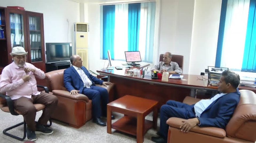 نائب وزير الصناعة والتجارة ومحافظ أبين يزوران مصنع أسمنت الوحدة ويؤكدان دعم بيئة الاستثمار