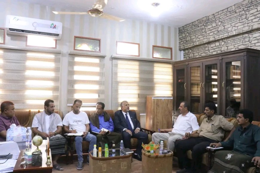 فريق التوجيه والرقابة الرئاسي وقيادة انتقالي المهرة يزوران مكتب التربية بالمحافظة ويطلعون على سير العملية التعليمية