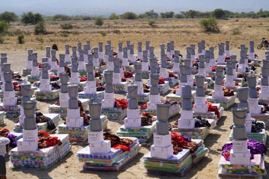 جمعية الهلال الأحمر فرع الضالع توزع سلال ايوائية للأسر المتضررة من الأمطار في مديرية الضالع 