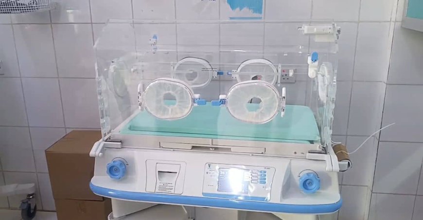 حيدرة يدشن تسليم أجهزة حضانات ودفايات لقسم حديثي الولادة بمستشفى الصداقة بعدن
