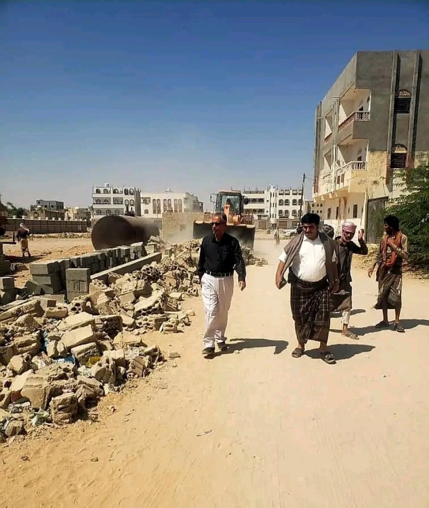 اللجنة الخدمية المختصة تنفذ حملة ميدانية لإزالة البسط العشوائي من على مساحات الخدمات العامة بمدينة عتق