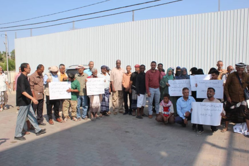 وقفة احتجاجية كبرى لأبناء مديرية المعلا للمطالبة ببناء مستشفى حكومي في موقع مخزن الأدوية السابق