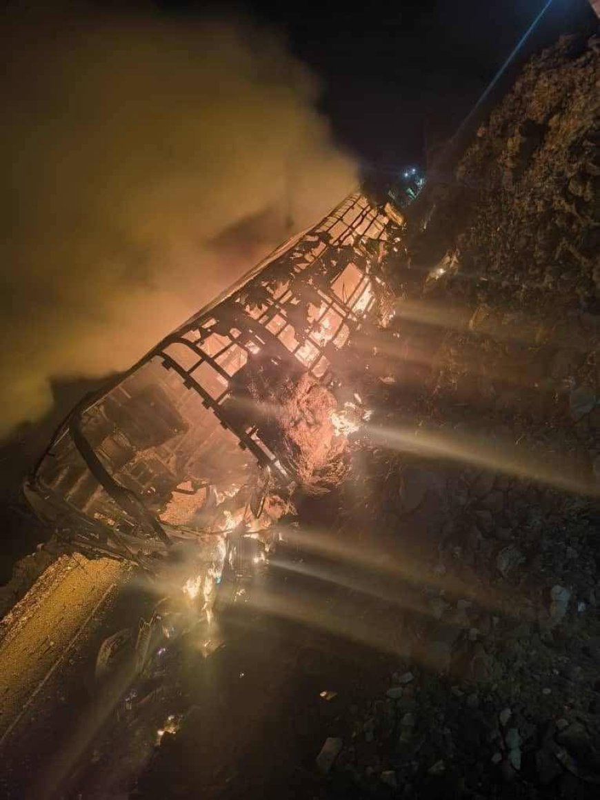 عاجل | احتراق باص نقل جماعي  بالكامل في العرقوب وأنباء عن نجاة  اربعة فقط