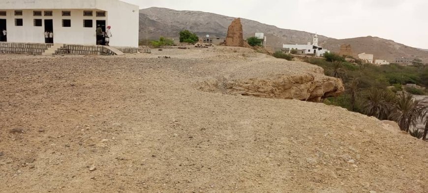 أهالي منطقة هيثة برضوم يطالبون المحافظ إبن الوزير بتسوير مدرستهم