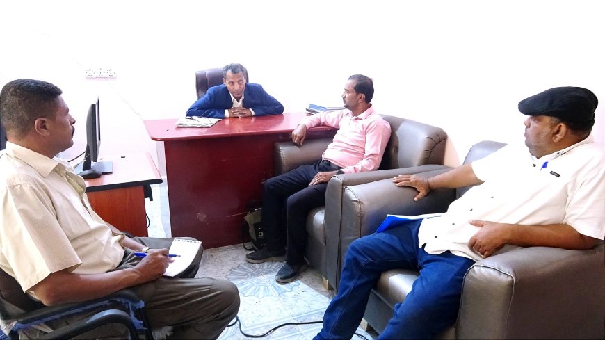 محافظ أبين يلتقي مدير عام سرار ويناقشان احتياجات المديرية في قطاعي الصحة والزراعة