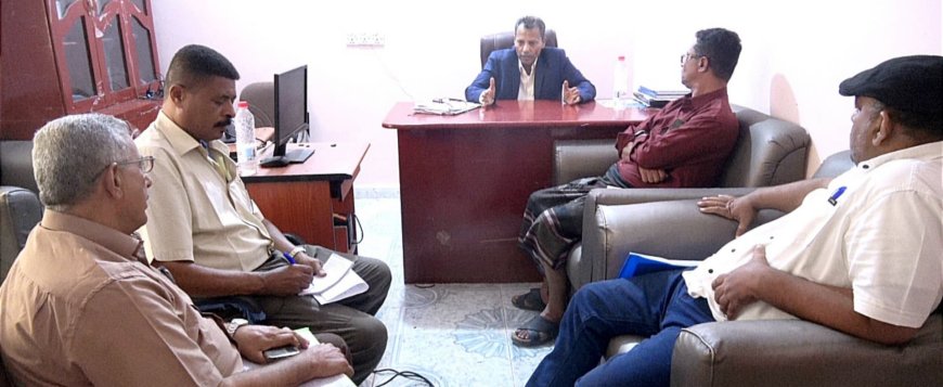 محافظ أبين يناقش مع مديري عموم المالية والتخطيط والشؤون القانونية مؤشرات إعداد موازنة العام 2026م