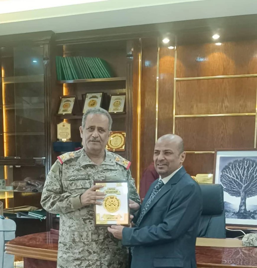 عدن ..الأكاديمية العسكرية العليا تكرم الأمين العام لحزب البعث (قطر اليمن) الدكتور عبدالرحمن المشرعي