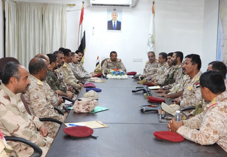 الجوف.. قائد المنطقة السادسة العسكرية اللواء حنتف يعقد اجتماعاً بقيادات الوحدات لمناقشة