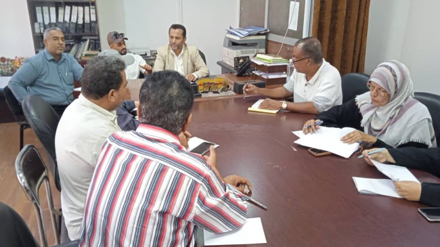 اجتماع لمتابعة مستوى تنفيذ مشاريع البرنامج الاستثماري بمديرية صيرة  بعدن