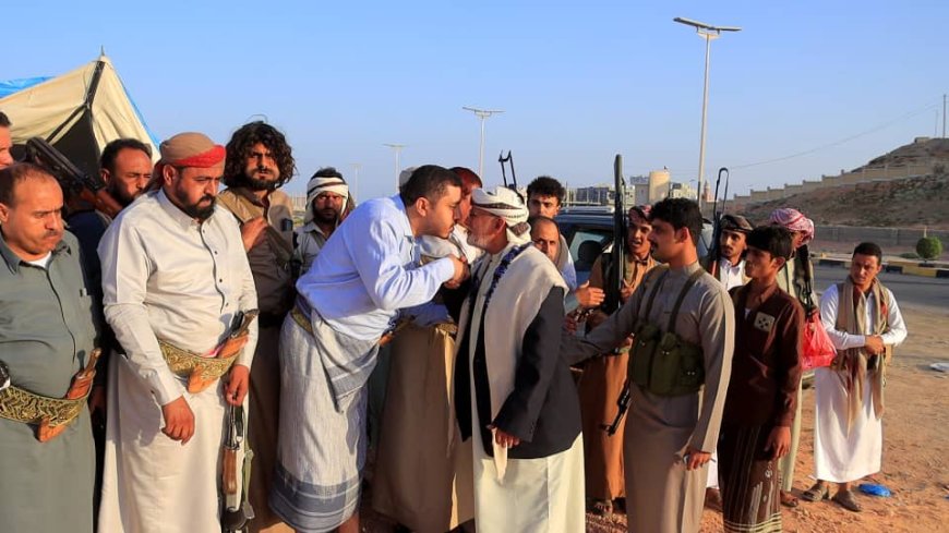 الغيضة.. الوكيل محمد معوضة  يستقبل الشيخ سالم المقدم في مخيم الاعتصام بشأن قضية مقتل الطفل الجرادي