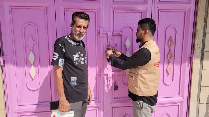 مكتب صناعة المنصورة بعدن  يواصل حملته الرقابية لضبط الأسعار ويغلق عدد من المحلات المخالفة