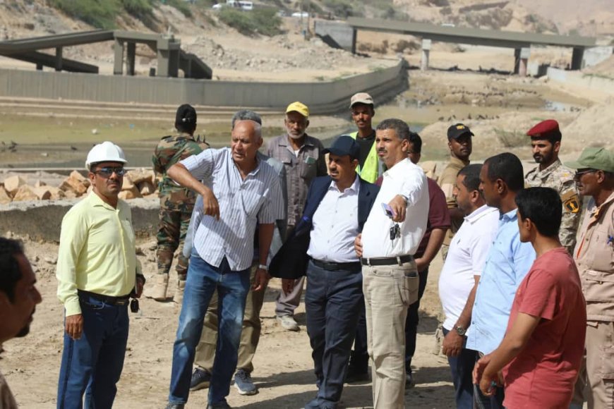 محافظ حضرموت يتفقد العمل بمشروع المرحلة الثانية لخور المكلا التي قاربت الـ 70% ويوجّه بإزالة العوائق التي تعترض سرعة الانجاز