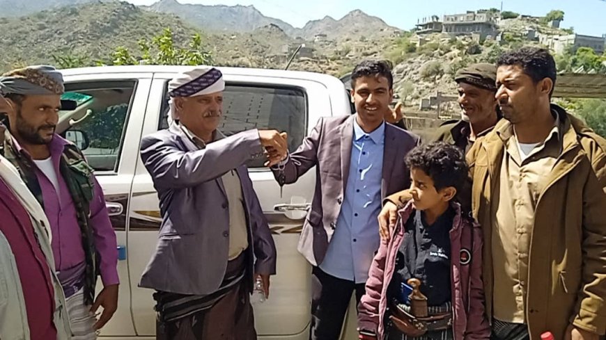 مفاجأة حفل جائزة الشيخ عبدالمجيد السعدي.. رجل أعمال منصري بيافع يهدي نجله سيارة لحصوله على المركز الأول في الثانوية العامة 