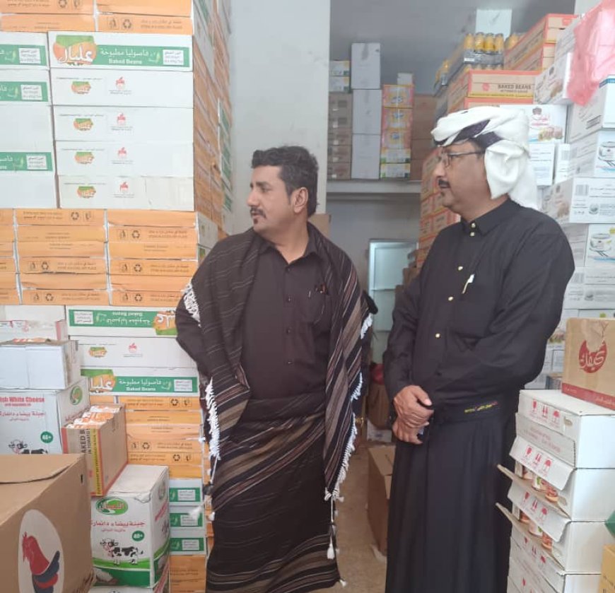 مدير عام مكتب الصناعة بشبوة ينفذ جولة ميدانية لمراقبة أسعار السلع الغذائية وأسعار الأسماك بمديرية ميفعة