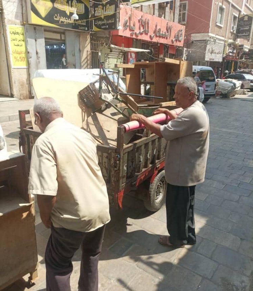 مكتب الأشغال العامة بصيرة ينفذ حملة لتنظيم الأسواق وإزالة العشوائيات بعدن