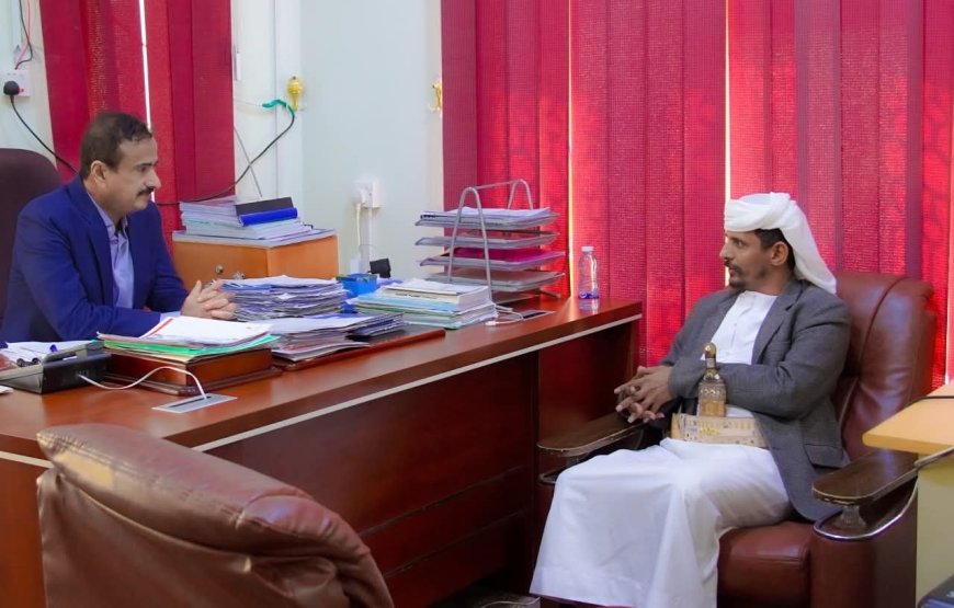 المحافظ بن الوزير يلتقي رئيس حلف قبائل شبوة ويشيد بالدور المجتمعي والقبلي في دعم جهود السلطة المحلية لترسيخ الاستقرار بالمحافظة