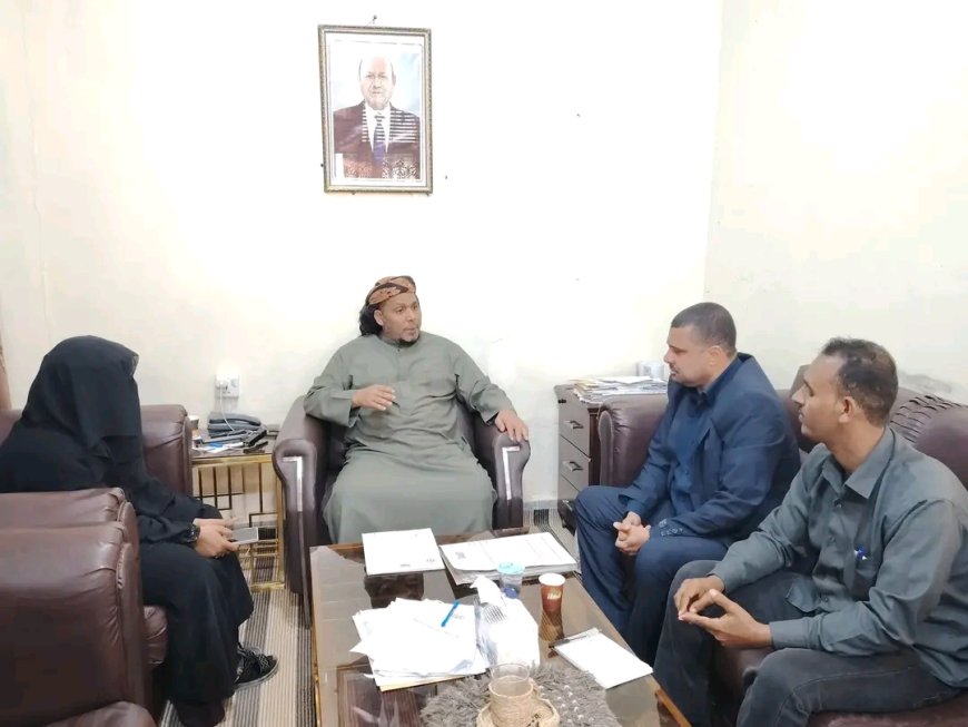 محافظ سقطرى يناقش مع الهيئة العامة للشؤون البحرية جهود التخلص من الباخرة الجانحة "جلف دوف"