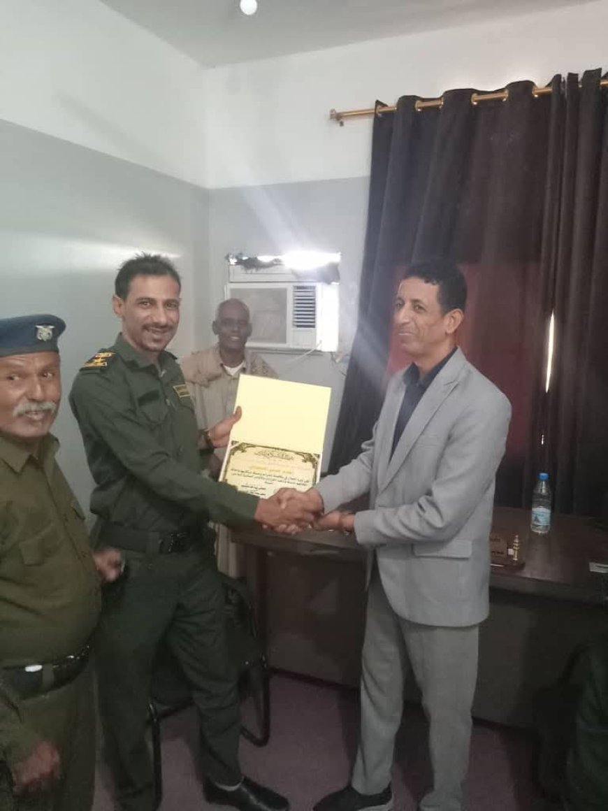 وكيل نيابة جعار يكرم مدير أمن خنفر تقديرًا لجهوده المتميزة في حفظ الأمن ومكافحة الجريمة