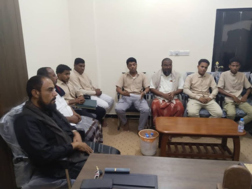 المجلس الطلابي بثانوية الفقيد سالم حسن يكرِّم مدير عام المسيلة تقديرًا لدعمه للأنشطة المدرسية