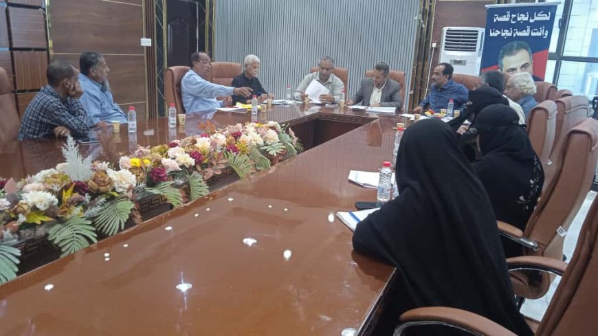 وكيل عدن لقطاع المشاريع يترأس اجتماعًا لمناقشة مستوى إنجاز مشاريع البرنامج الاستثماري بمديرية خور مكسر