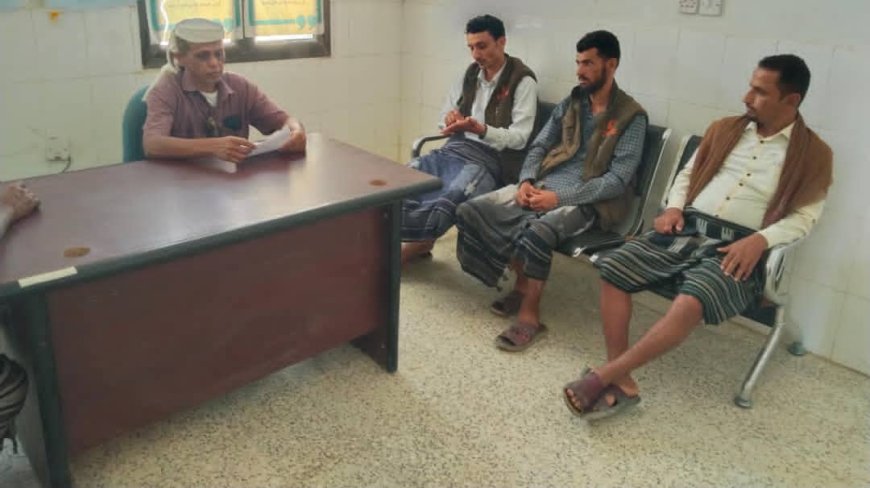 مدير عام الوضيع يناقش تشكيل اللجان المجتمعية مع المساعد الميداني لمنظمة كير بالمديرية