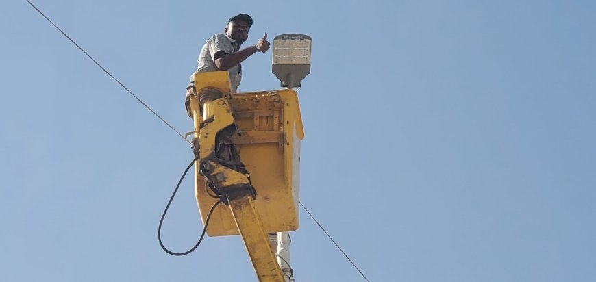 ضمن الاستعدادات لموسم زيادة الهدار لهذا العام.. مكتب الأشغال العامة و الطرق بمديرية القطن يقوم بأعمال إصلاحات في أعمدة الإنارة بالشوارع العامة للمديرية