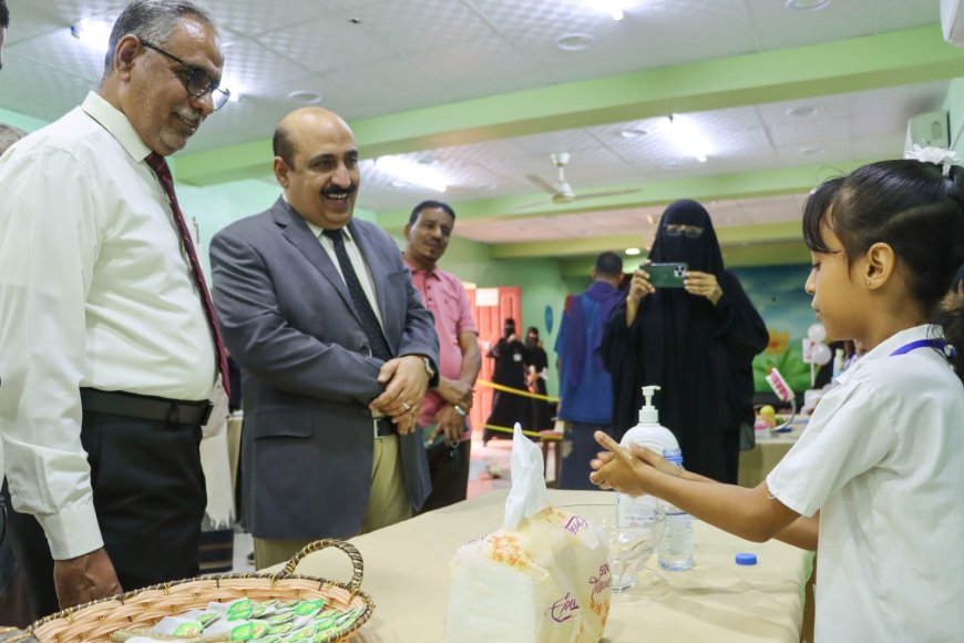 المدير باعبّاد يفتتح معرض الوسائل التعليمية بمدرسة عائشة للتعليم الأساسي بمدينة المكلا