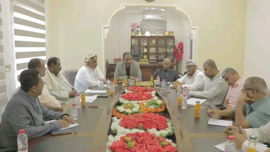 وكيل أول المهرة يناقش مع رئيس مؤسسة موانئ البحر العربي سبل تطوير وتشغيل ميناء نشطون التجاري