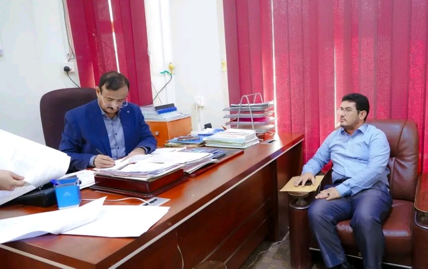 المحافظ بن الوزير يصادق على ثلاثة عقود لمشاريع صيانة الطرق والجسور ويشدد على تكامل الجهود والالتزام بالمواصفات الفنية