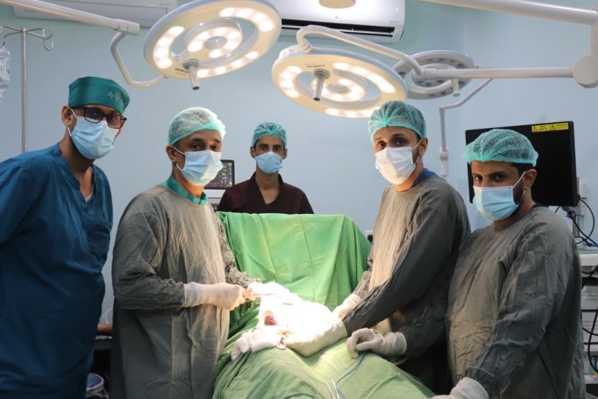 مسؤول حكومي في عدن يجمع بين المسؤولية والمهنية الطبية والإنسانية في خدمة المواطن