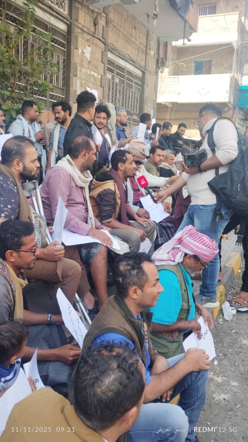 تعز.جرحى الجيش ينفذون وقفة احتجاجية غاضبة للمطالبة بصرف مستحقاتهم المالية، و تحسين أوضاعهم..