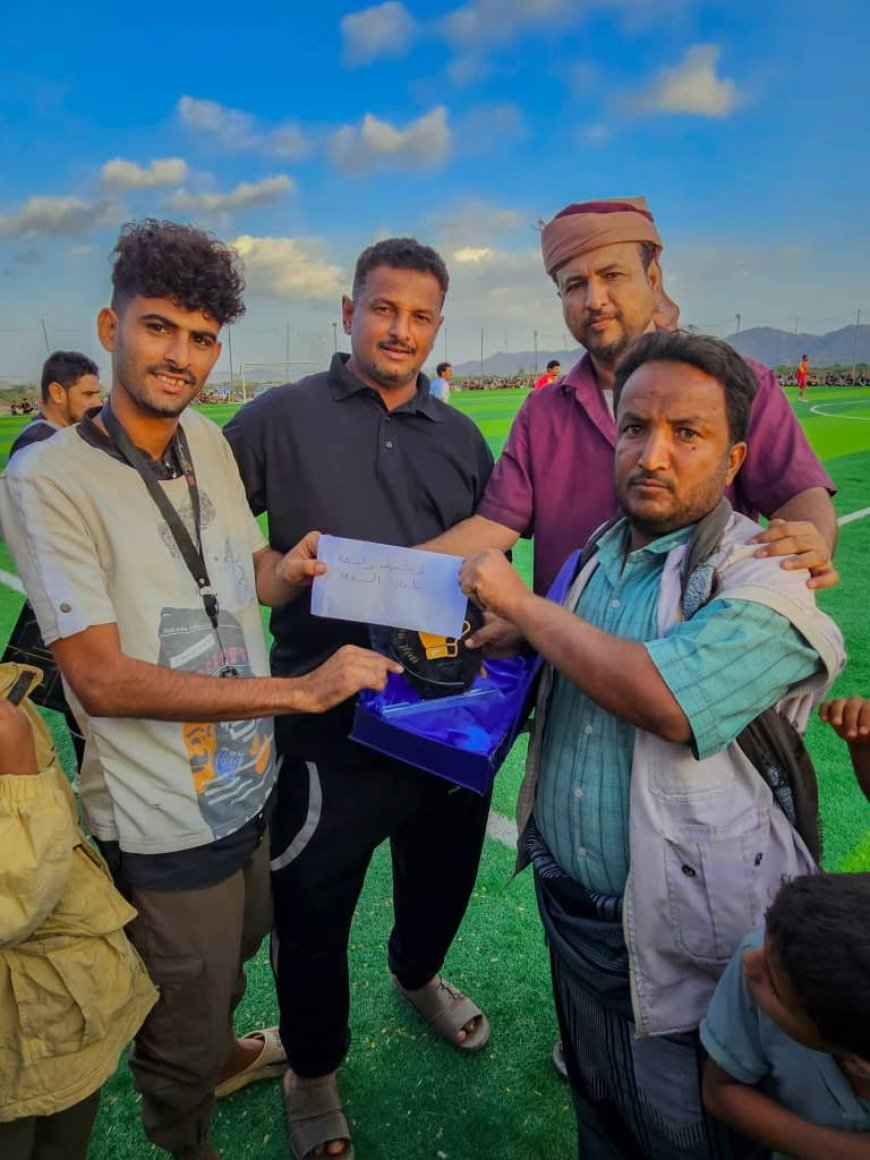 رئيس مركز ب بانتقالي لودر في مدينة العين يكرم أفضل حارس في بطولة عدن